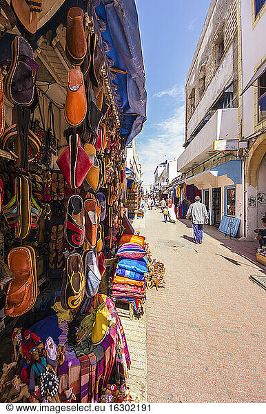 Marokko  Essaouira  Alte Medina  Geschäft mit Schuhen