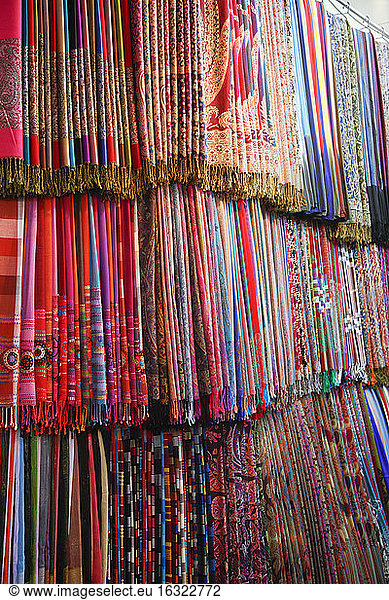 Marokko  Marrakesch  bunte Stoffe auf dem Souk