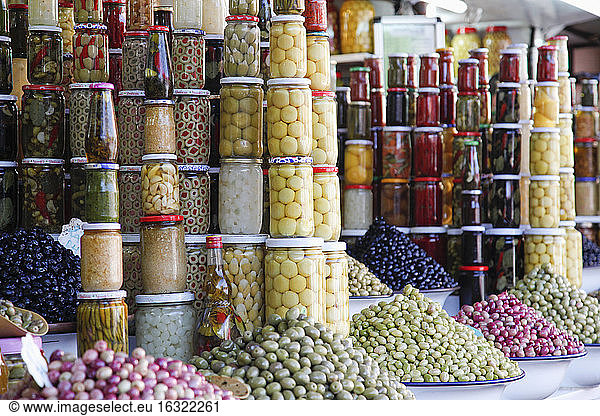 Marokko  Marrakesch  eingelegtes Gemüse auf dem Souk