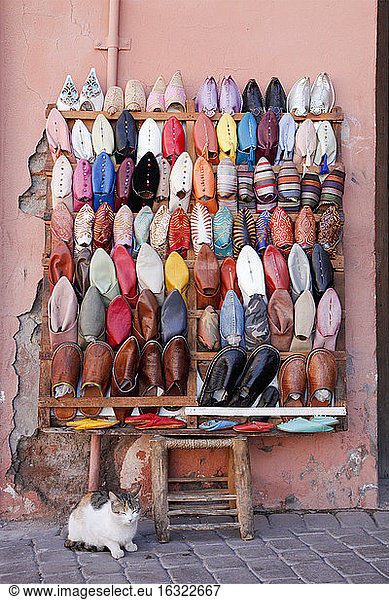 Marokko  Marrakesch  Schuhe auf dem Souk