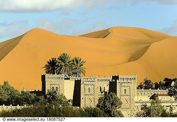 Marokko  Wüste Erg Chebbi  Dünen  Kasbah Hotel  Afrika