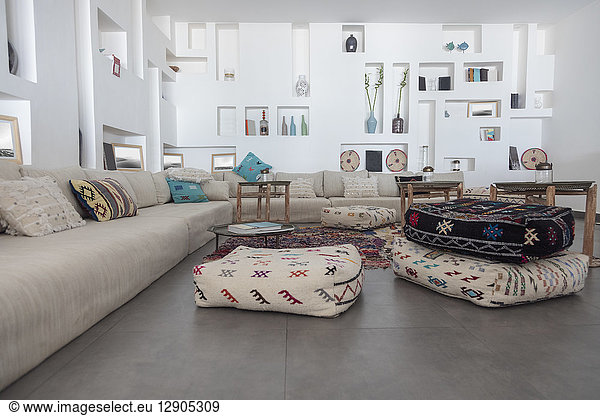 Marokko  Zimmer mit Kissen  Couch und Inneneinrichtung