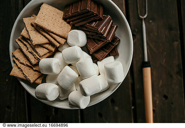 Marshmallows  Graham Crackers und Schokoladen-S'mores-Zutaten