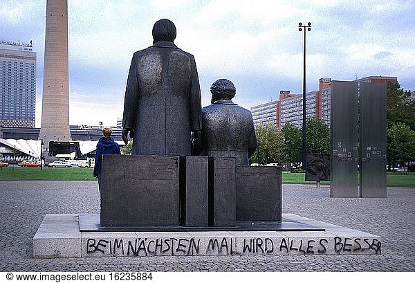 Marx Engels Denkmal auf dem Marx Engels Forum  Hintergrund Fernsehturm  Fest der Einheit  Berlin  Deutschland  Europa