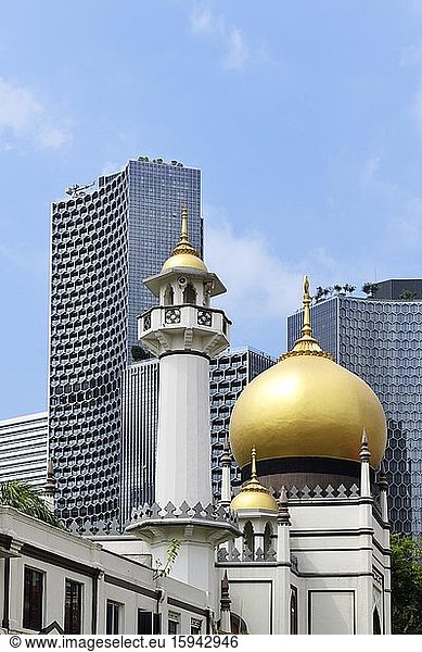 Masjid Sultan Moschee im arabischen Viertel  dahinter DUO Hochhaustürme des Architekten Ole Scheeren  Singapur  Asien
