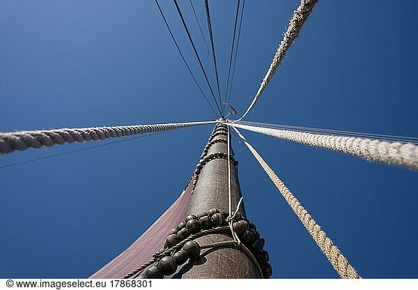 Mast eines historischen Segelschiffes  Ijsselmeer  Niederlande  Europa