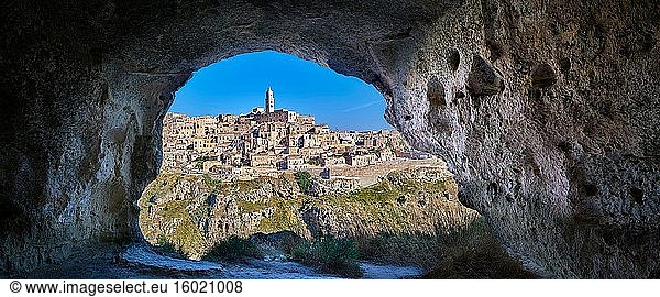 Matera - Blick über die Schlucht la Gravina auf die Sassi von Matera aus einer Sassi-Höhle  Basilikata  Italien. Eine Stätte des UNESCO-Welterbes.