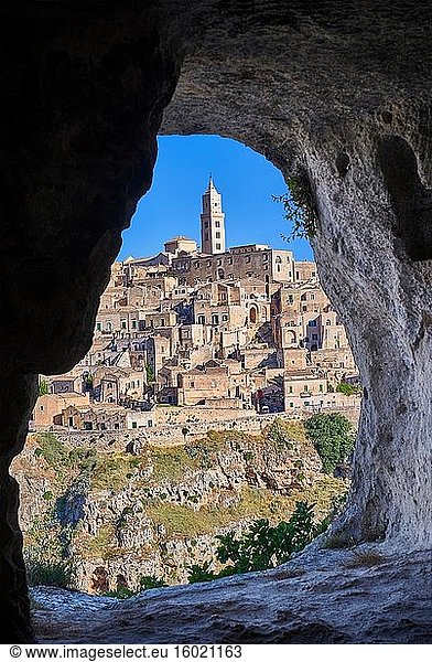 Matera - Blick über die Schlucht la Gravina auf die Sassi von Matera aus einer Sassi-Höhle  Basilikata  Italien. Eine Stätte des UNESCO-Welterbes.