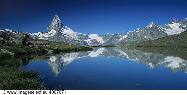 Matterhorn gespiegelt im sommerlichen Stellisee  Zermatt  Alpen  Schweiz  Europa