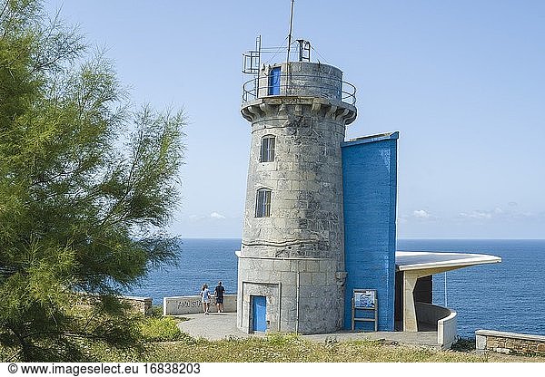 Matxitxaco Stein Leuchtturm und Aussichtsturm Kantabrisches Meer im Baskenland. Spanien