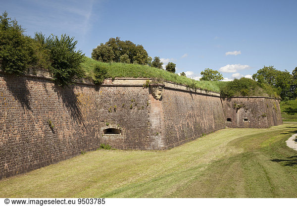 Mauer der Festungsanlage  UNESCO-Weltkulturerbe  Neuf-Brisach  Elsass  Frankreich  Europa