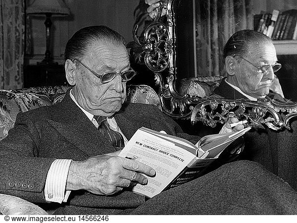 Maugham  William Somerset  25.1.1874 - 16.12.1965  engl. Schriftsteller  Halbfigur  sitzend  lesend  1950er Jahre Maugham, William Somerset, 25.1.1874 - 16.12.1965, engl. Schriftsteller, Halbfigur, sitzend, lesend, 1950er Jahre,
