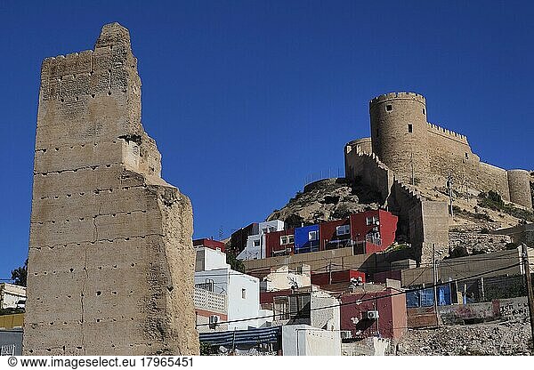 Maurische Festung Alcazaba im Stadtteil La Chanca mit roten und blauen Wohnhäusern  Ruinen der Stadtmauer  Almeria  Andalusien  Spanien  Europa