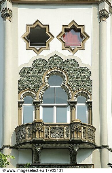 Maurisches Gebäude mit Balkon und Verzierungen  maurisch  sternförmig  Sterne  zwei  Fenster  offen  zu  Eschenheimer Anlage  Innenstadt  Main  Frankfurt  Hessen  Deutschland  Europa