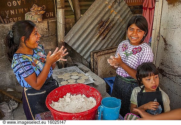 Maya-Mädchen machen Tortillas auf einem Straßenmarkt in der Stadt Santiago am Atitlan-See im südwestlichen Hochland von Guatemala.