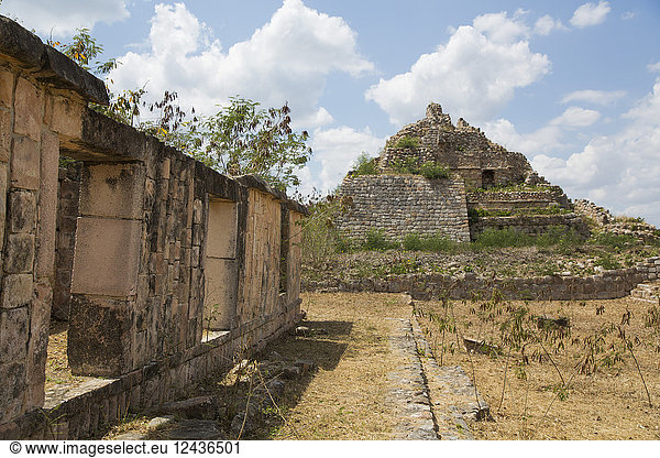 Maya-Ruinen  Struktur MA-9 im Hintergrund  Archäologische Zone Oxkintok  300 bis 1050 n. Chr.  Yucatan  Mexiko  Nordamerika