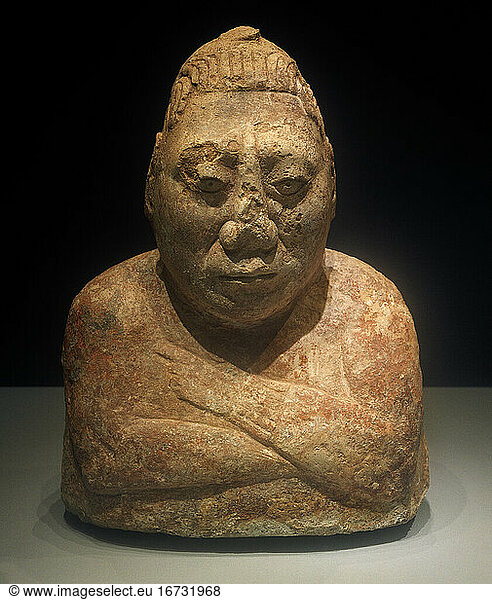 Mayan culture 
Late classic  around 600–900 AD.
– Person with crossed arms and body painting. –
Clay. Origin: Pomoná  Tabasco. Tenosique  INAH Museo de Sitio de Pomoná.
