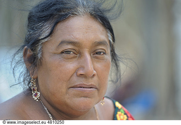Mayan woman  Chichen Itza  Yucatan  Mexico  North America