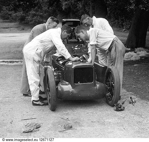 Mechaniker arbeiten an Leon Cushmans Austin 7 für einen Geschwindigkeitsrekordversuch  Brooklands  1931. Künstler: Bill Brunell.