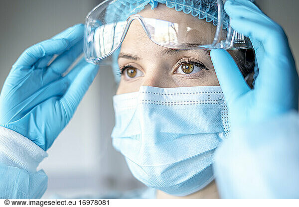 Medical Surgical Doctor and Health Care  Portrait of Surgeon Doctor in PPE Equipment on Isolated Background. Medizin Weibliche Ärzte tragen Gesichtsmaske und Kappe für Patienten Chirurgie Arbeit. Sanitäter