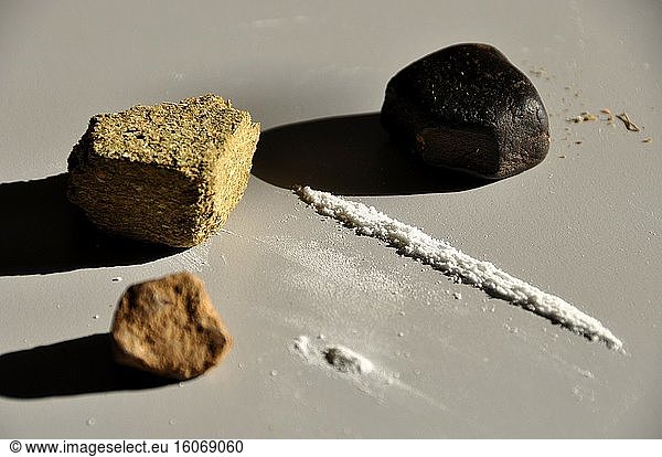 Medikamenten-Coctail: Zwei verschiedene Arten von Haschisch-Stücken: Schwarzer Afgahn  grüner Maroc sowie gepresstes Marihuana und eine Reihe von frischem kolumbianischem Kokain.