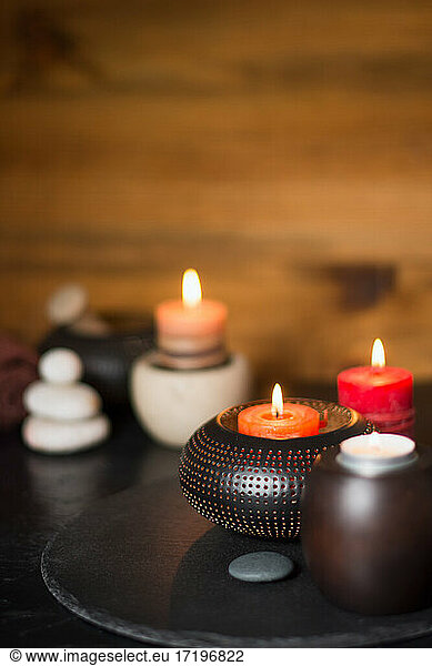 Meditationskonzept mit brennenden Kerzen