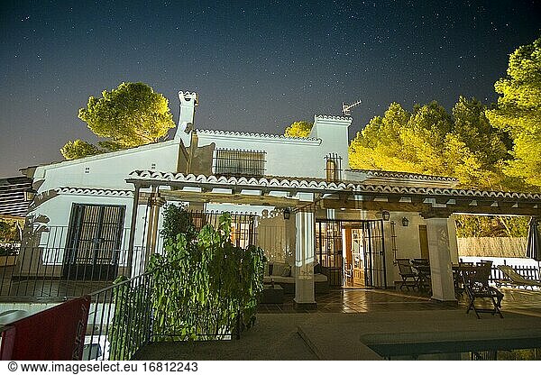 Mediterrane Villa mit Schwimmbad bei Nacht mit Sternenhimmel Moraira Spanien.