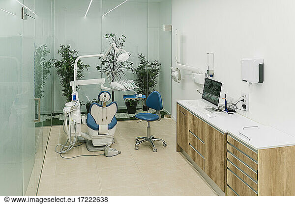 Medizinischer Untersuchungsraum einer Zahnklinik