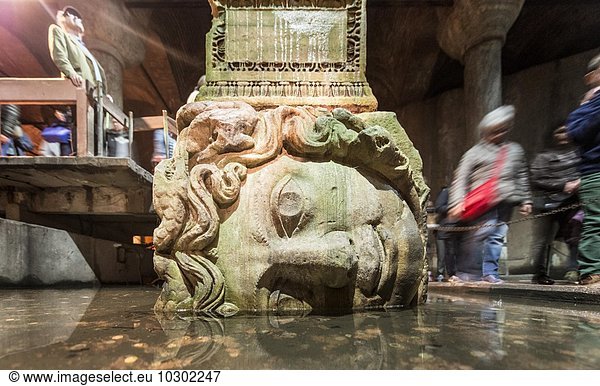 Medusenhaupt als Säulenbasis  Yerebatan Zisterne  Cisterna Basilica  Versunkener Palast  Istanbul  Türkei  Asien