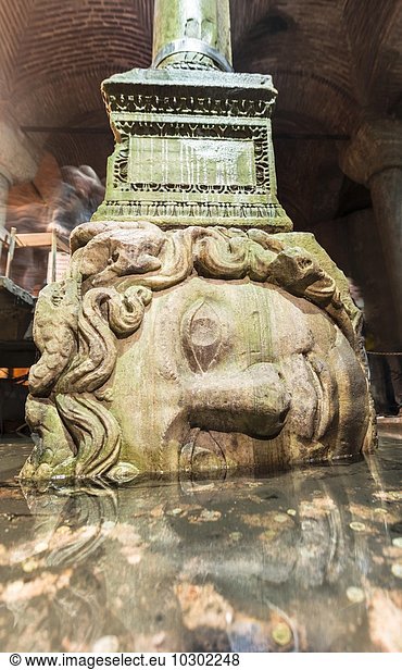 Medusenhaupt als Säulenbasis  Yerebatan Zisterne  Cisterna Basilica  Versunkener Palast  Istanbul  Türkei  Asien