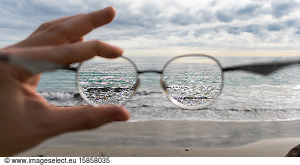 Meer durch eine Brille gesehen
