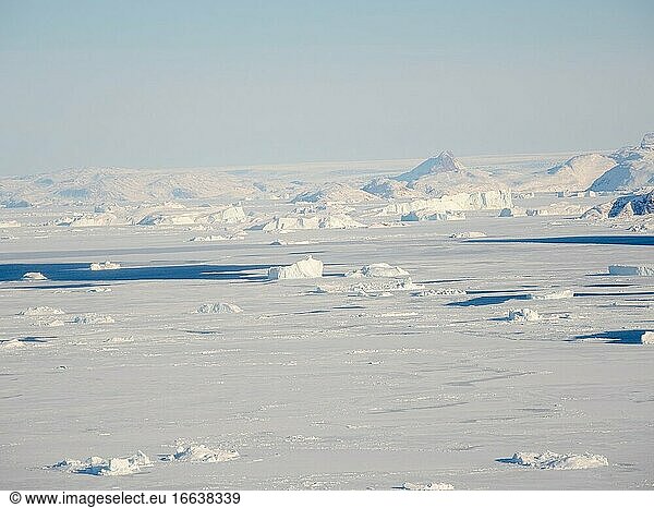 Meereis mit Eisbergen in der Baffin Bay zwischen Kullorsuaq und Upernavik im hohen Norden Grönlands im Winter.