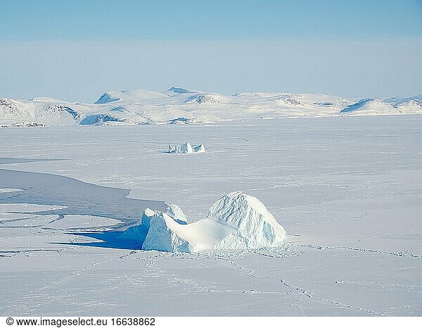 Meereis mit Eisbergen in der Baffin Bay zwischen Kullorsuaq und Upernavik im hohen Norden Grönlands im Winter.
