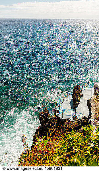 Meeresblick auf die portugiesische Steilküste