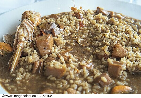 Meeresfrüchte-Reis  in Spanien caldoso genannt.
