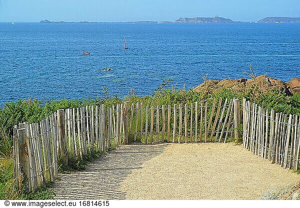 Meereslandschaft  Naturschutz an der rosa Granitküste  Bretagne  Frankreich (C?te de Granit Rose).