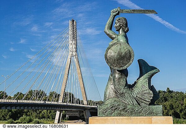 Meerjungfrauenstatue auf dem Vistulan Boulevards und der Swietokrzyski-Brücke über die Weichsel in Warschau  Polen.