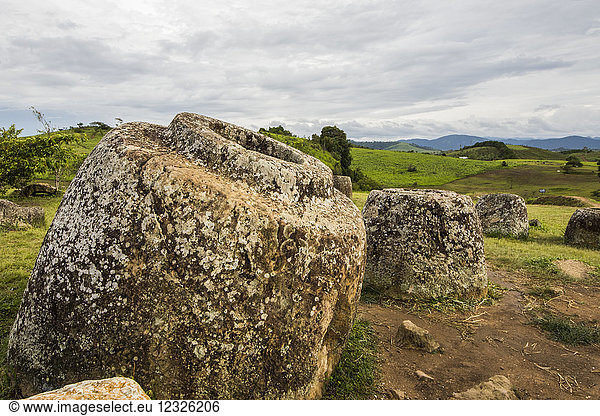 Megalithische Steinkrüge in der Stätte 1  Ebene von Jars; Xiangkhouang  Laos