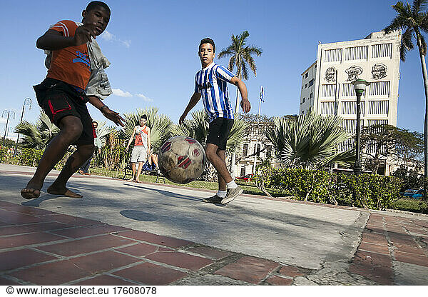 Mehrere Jungen spielen Fußball (Futbol) auf einer Straße in Havanna  Kuba; Havanna  Kuba