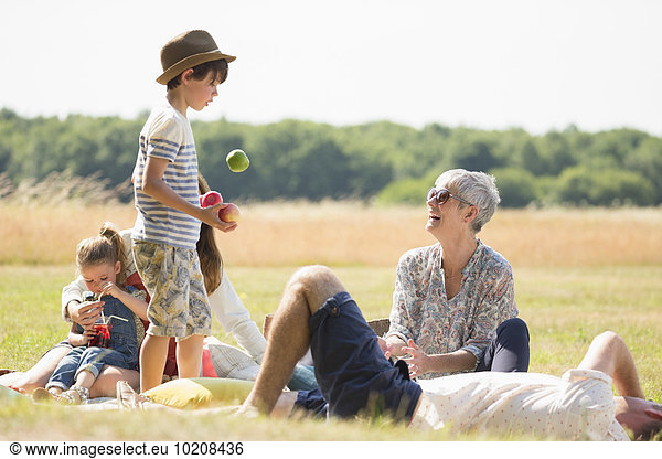 Mehrgenerationen-Familie im sonnigen Feld
