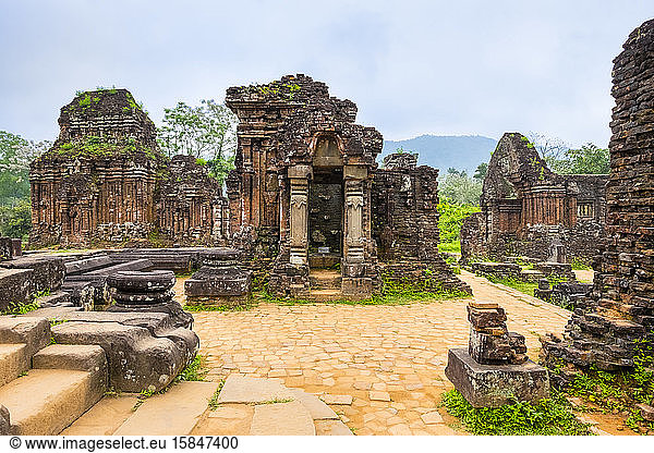 Mein Sohn ruiniert die Tempelanlage von Cham  Vietnam