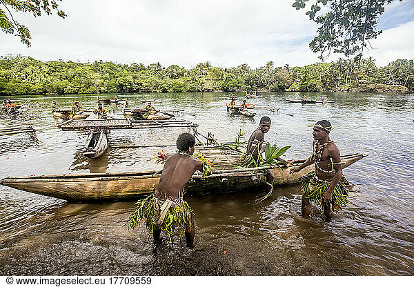 Melanesische Einwohner des Dorfes Natade in Auslegerkanus am Eingang zu den Tufi-Fjorden von Kap Nelson in der Provinz Oro in Papua-Neuguinea; Tufi  Provinz Oro  Papua-Neuguinea