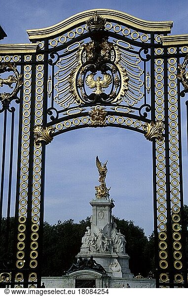 Memorial of Queen Victoria at the Buckingham Palace  London  England  Great Britain  Monument of Queen Victoria at Buckingham Palace  Great Britain  Europe  monument  vertical