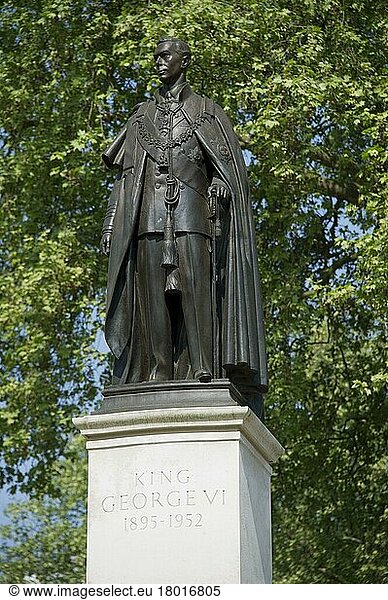 Memorial statue of King George VI in Garter Robe  Carlton Gardens  The Mall  City of Westminster  London  England  United Kingdom  Europe