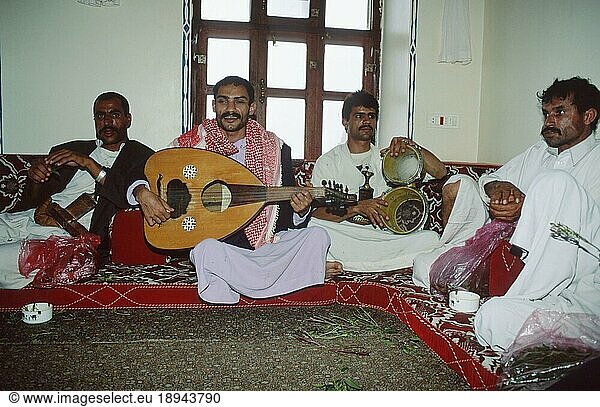 Men making music in Mafratsch  Manakhah  Yemen  Männer musizieren im Mafratsch  Musik  Jemenite  Jemeniten  Jemen  Asien
