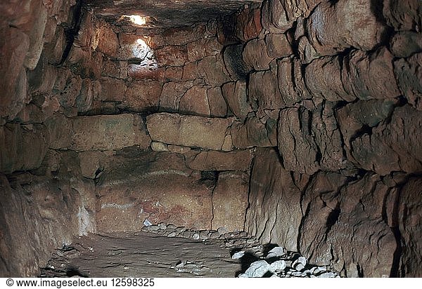 Menorca Naveta des Tudons  Innenansicht  ca. 2000 v. Chr. Künstler: Unbekannt