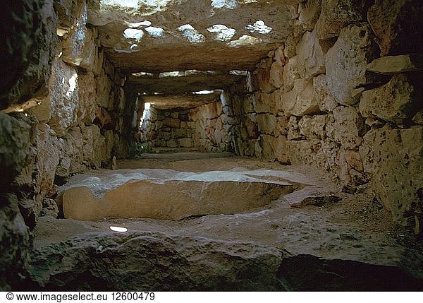 Menorca Naveta des Tudons  Innenansicht  ca. 2000 v. Chr. Künstler: Unbekannt