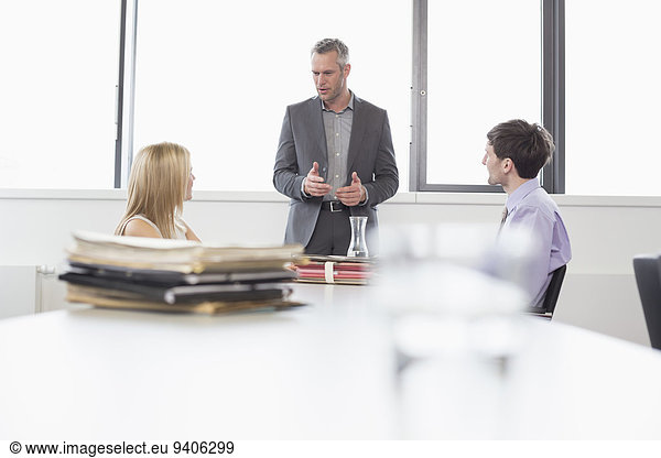 Mensch Büro Menschen Geschäftsbesprechung Besuch Treffen trifft Business