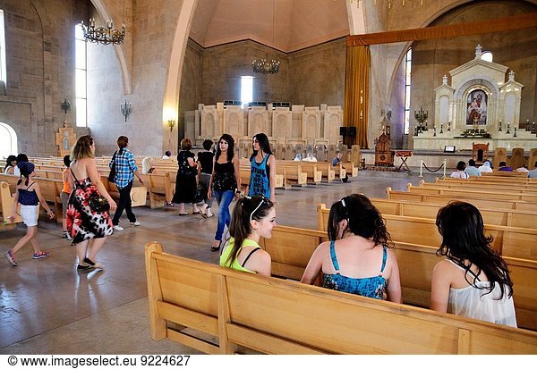 Mensch Menschen ankommen Gebet Kathedrale Heiligtum Armenien