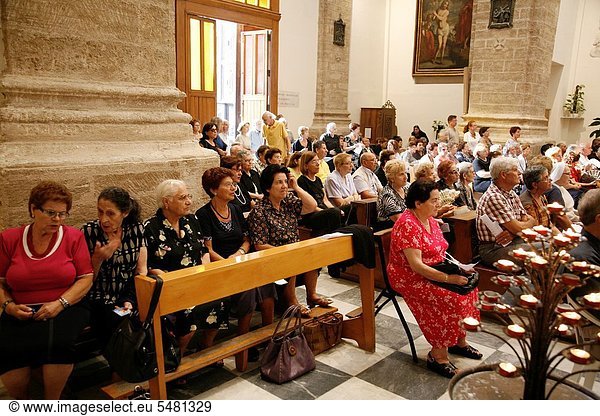 Mensch  Menschen  Kirche  Teilnahme  Alghero  Italien  Sardinien